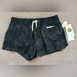 NEW - Vuori - Clementine Short 2.0 - Black Camo - 2.5" Inseam